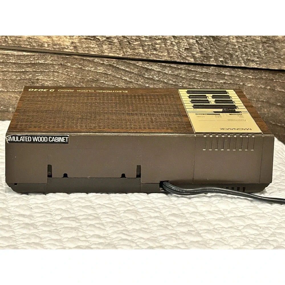 Magnavox Red LCD Electronic FM/AM Clock Radio D 3040 Works‎